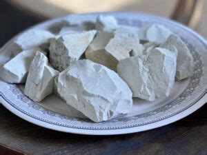  Kaolin: Exploring the Versatile Potential of This Remarkable Clay Mineral for Industrial Applications and Beyond!